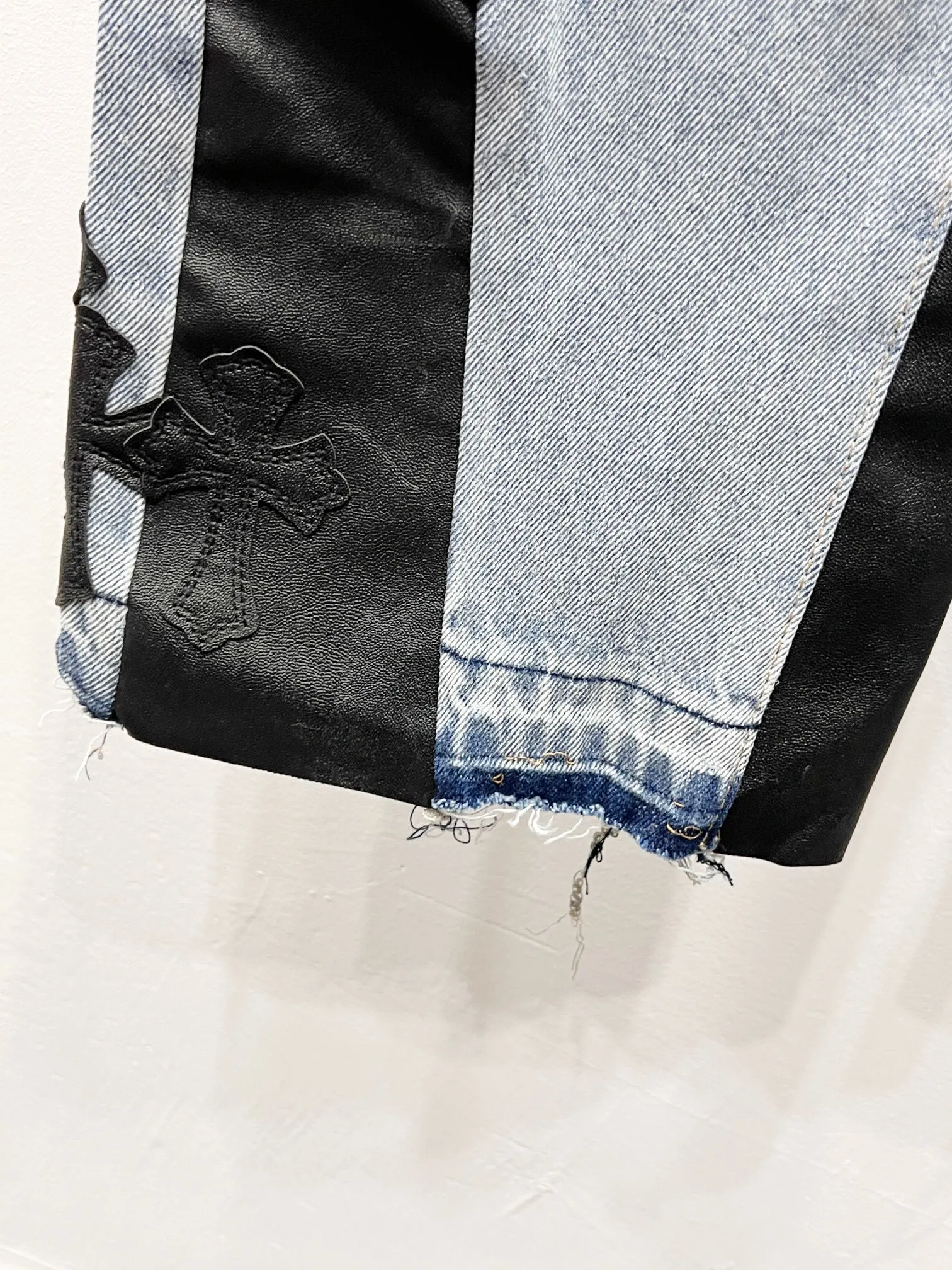 P290 Style No.: (c066) GALLERY DEPT. Vintage multi-leather spliced cross loose washed flared jeans - truly restore the ultimate texture of Vintage - original hardware accessories, washed and other elevators, QR code analysis are all purchased from the original factory, high degree of restoration, welcome to compare with a certain product ~ - three-dimensional version, loose and comfortable, not picky about the figure, tall and slim, factory Seiko, original quality control, same style for men and women, can be matched with couples, versatile recommendation, must-have jeans for all seasons Size: 28-30-32-34-36 Color: blue
